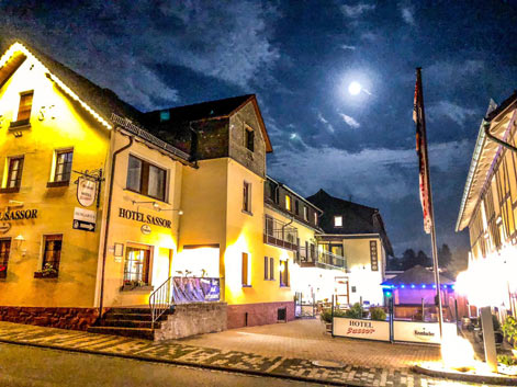 Außenaufnahme Motorradhotel Ederbergland - Hotel Sassor - Sauerland - Siegerland - Motorradurlaub